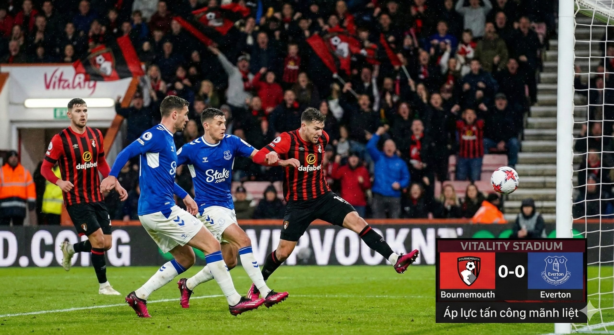 一张清晰的硬件对比图，展示两种不同型号HP Envy x360的侧面接口特写。上方展示配备MicroSD卡槽的超薄机型，下方展示配备标准SD卡槽的15寸机型。使用简洁的引导线和文字标签（microSD vs Full SD）进行标注，背景为干净的科技白或浅灰色，帮助用户快速分辨自己的机器型号。